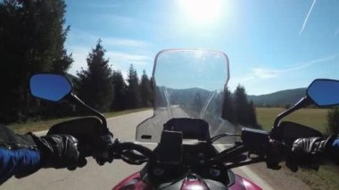 Hırvatistan 'ın Platosu' ndaki Scenic Sunny Mountain Road 'dan POV Motosikletli Turları