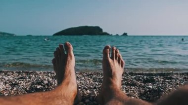 POV Genç Erkek Yalınayak Deniz manzaralı Çakıl Kumsalında