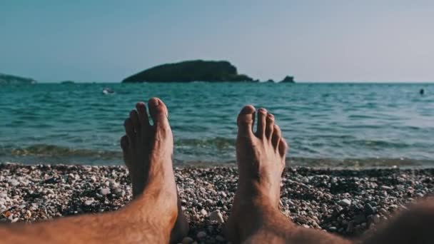 POV Młody mężczyzna boso stóp na żwirowej plaży nad morzem Krajobraz — Wideo stockowe