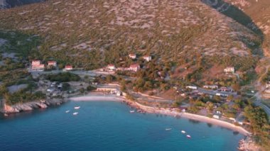 Günbatımında Kamp ve Viraj Yolu ile Hırvatistan 'ın Rocky Sahili Hava Görüntüsü