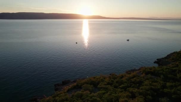 Vista aérea da paisagem Pôr do sol sobre o mar Folhas Trilha e brilho na água — Vídeo de Stock