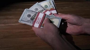 Erkek Eller Arkaplanda 10 bin ABD Doları Dolarlık Üç Yığın Tutar