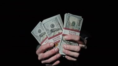 Üç deste 10000 Amerikan Doları Siyah Arkaplanda Erkek Eller Paketinde
