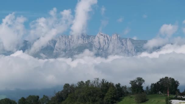 Panoramautsikt över Alperna i molnen — Stockvideo