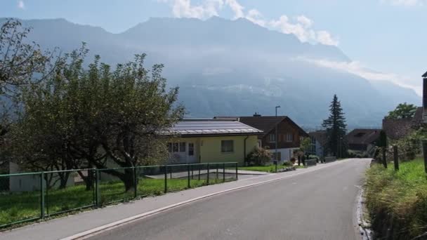 Pusta ulica w Alpach Eschen, Liechtenstein, Domy na bokach — Wideo stockowe