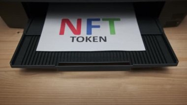NFT Token Yazdırma, Beyaz Kağıt Sayfasına Yazdırma Bir Jet Yazıcı Tarafından Yazdırma