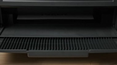 NFT Token Yazdırma, Beyaz Kağıt Sayfasına Yazdırma Bir Jet Yazıcı Tarafından Yazdırma