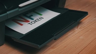 NFT Token Yazdırma, Beyaz Kağıt Sayfasına Yazdırma Bir Jet Yazıcı Tarafından Yazdırma