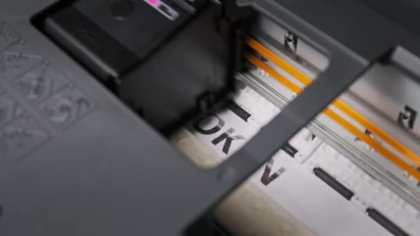Proces van het afdrukken van een papieren document op een Jet Printer, NFT Token Printing — Stockvideo
