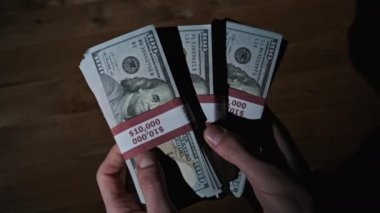 Erkek Eller Arkaplanda 10 bin ABD Doları Dolarlık Üç Yığın Tutar