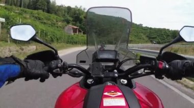 POV Biker İtalya 'da Üzüm bağları Tarlaları Arasında Motosiklet Sürüyor