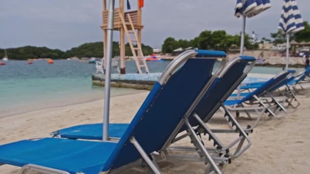 Prázdné lehátka na písečné pláži proti tyrkysovému moři, Albánie, Ksamil — Stock video