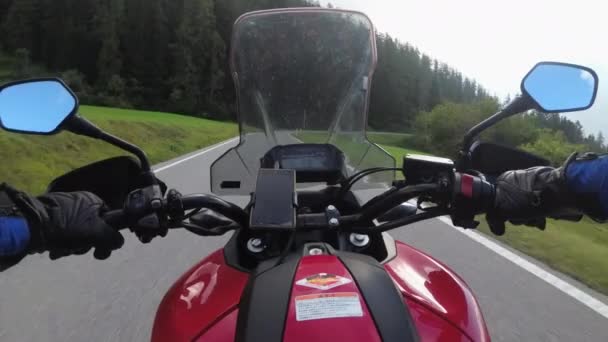 POV Biker fährt auf dem Motorrad von Scenic Green Mountain Road, Schweizer Alp, Moto Trip — Stockvideo
