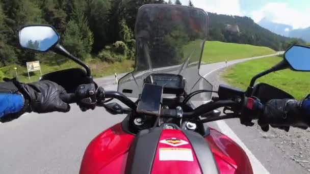POV Biker Rides på motorcykel av Scenic Green Mountain Road, schweiziska Alp, Moto Trip — Stockvideo