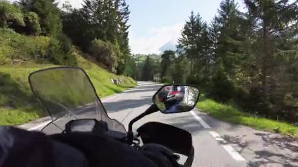 POV ciclista paseos en moto por Scenic Green Mountain Road, Alpes suizos, Moto viaje — Vídeos de Stock