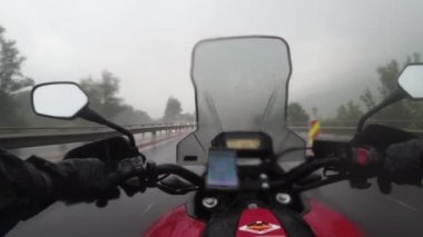 POV Motorsikletli Motorsiklet Avusturya Dağları 'ndan siste Yoğun Yağmurda Otoyolda Sürüş