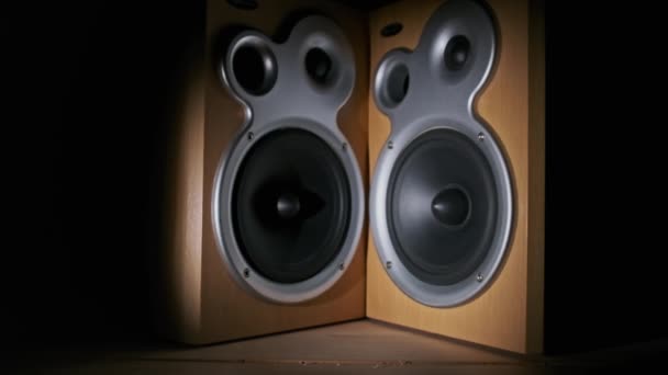 Los altavoces de audio vibran desde el bajo de sonido en cámara lenta sobre fondo negro — Vídeo de stock