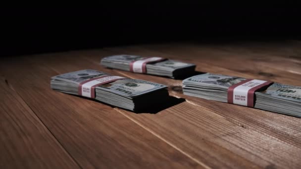 Three Stack of 10000 American Dollars Banconote in fasci Sdraiati sul tavolo di legno — Video Stock