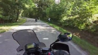 POV Bisikletli Motoru İtalya 'daki Ormanlı Dağ Yolu' nda Motosiklete Biniyor