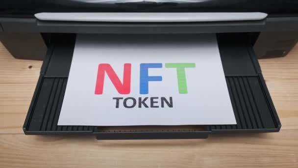 Печать маркеров NFT, надпись на белом листе бумаги, распечатанная струйным принтером — стоковое видео