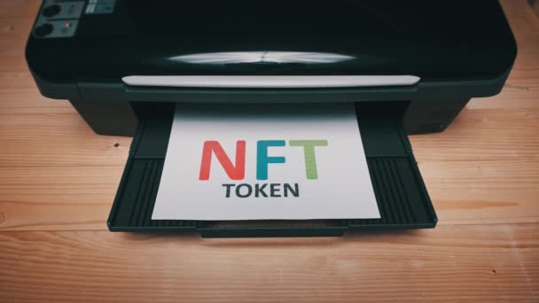 Impresión de tokens NFT, inscripción en hoja blanca de papel impresa por una impresora Jet — Vídeos de Stock