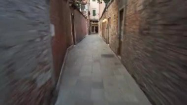 İtalya, Venedik Caddelerinin Dar Labirentlerinde Hiperlapse Yürüyüşü