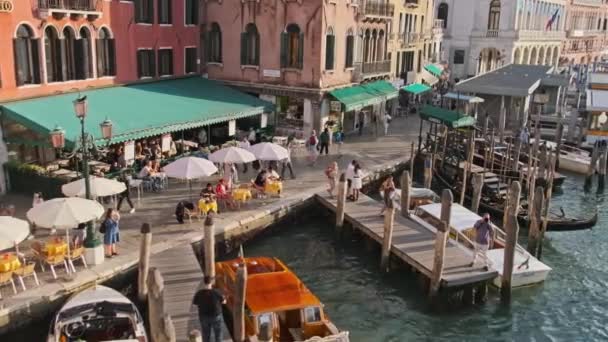 威尼斯意大利大运河，从Rialto桥看，运输路线 — 图库视频影像