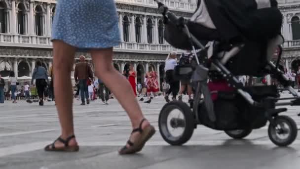 Folkmassa Promenader i Piazza San Marco i Venedig, Italien, panoramautsikt — Stockvideo