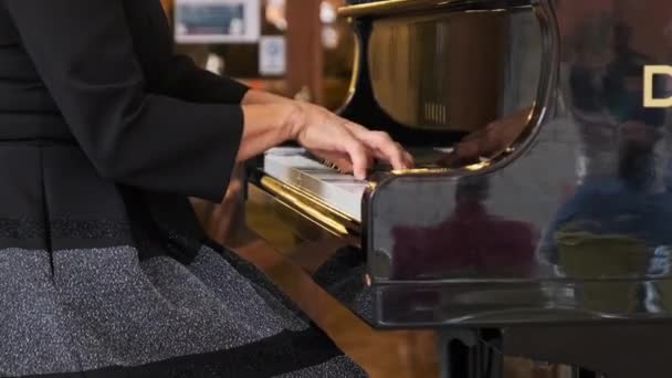Kvinnlig pianist spelar piano utanför en chic restaurang i Venedig, Italien — Stockvideo