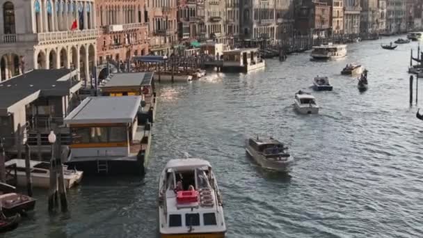 Большой канал Венице-Италия, вид с моста Риальто, транспортные маршруты — стоковое видео