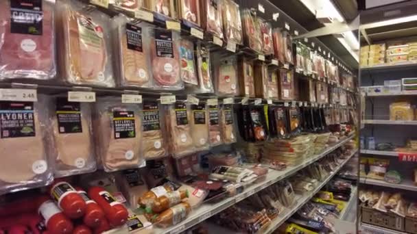 Мясной отдел, вакуумно-упакованные продукты в супермаркете — стоковое видео