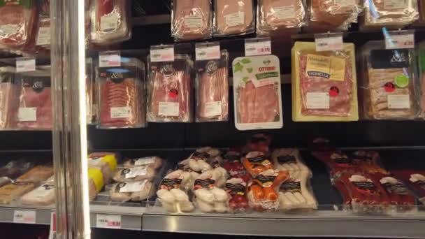 Húsrészleg, vákuumcsomagolt termékek a szupermarketben — Stock videók