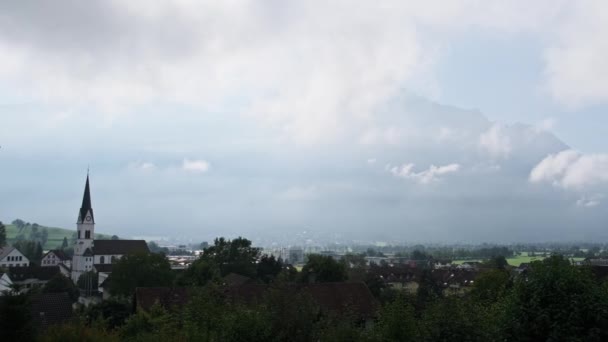 Panoramatický výhled Lichtenštejnsko s domy na zelených polích v Alpách Mountain Valley — Stock video