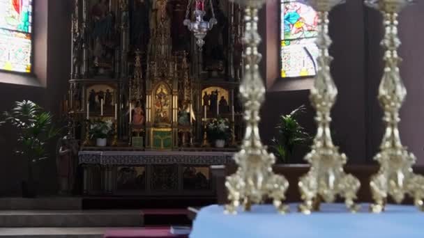 Religieuze drie kaarsen tegen het altaar in de katholieke kapel — Stockvideo