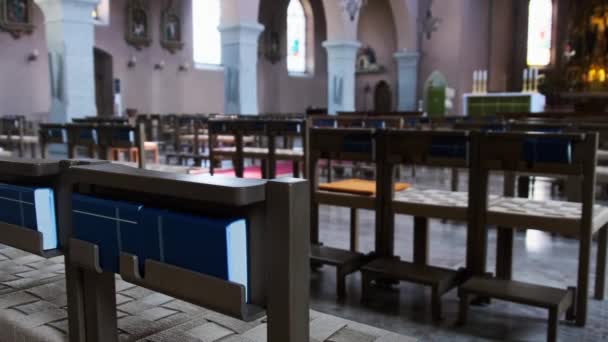 Wnętrze pustej katolickiej katedry, Drewniane ławki do modlitw, Wnętrze kościoła — Wideo stockowe