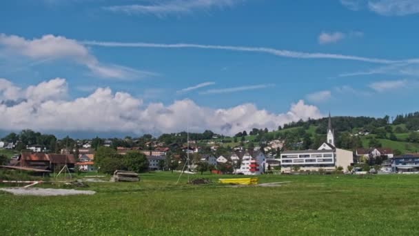 Vista panorámica Liechtenstein con Casas en Campos Verdes en Alpes Mountain Valley — Vídeos de Stock