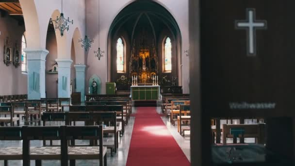 Houten kerkbanken binnen Katholieke Kathedraal, Banken voor Gebeden, Kerkinterieur — Stockvideo