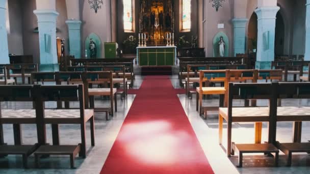 Holzbänke im Inneren der katholischen Kathedrale, Bänke für das Gebet, Kircheninnenraum — Stockvideo