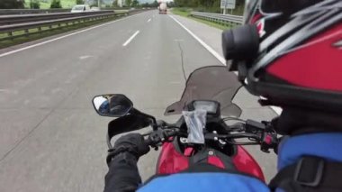 Bisikletli POV Avusturya 'da Manzaralı Dağ Yolu' nda Motosiklet Sürüyor
