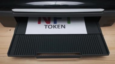 NFT Token Yazdırma, Beyaz Kağıt Sayfasına Yazdırma Bir Jet Yazıcı Tarafından Yazdırma