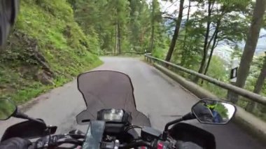 POV Motosikletli Dar Alp Dağı Yolu, Lihtenştayn 'da Motosiklet Sürüşü