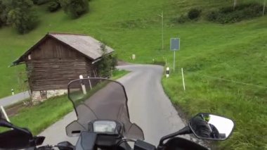 POV Motosikletli Dar Alp Dağı Yolu, Lihtenştayn 'da Motosiklet Sürüşü
