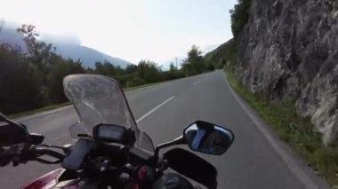 Bisikletli POV Avusturya 'da Manzaralı Dağ Yolu' nda Motosiklet Sürüyor