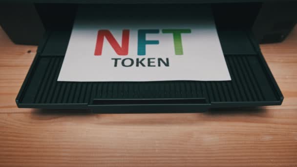 Impresión de tokens NFT, inscripción en hoja blanca de papel impresa por una impresora Jet — Vídeos de Stock