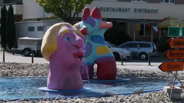 Liechtenstein, Eschen, rotonda Circolo del traffico con fontana colorata d'arte — Video Stock