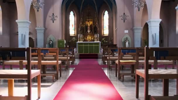 Catedral Católica vacía por dentro, Bancos de madera para oraciones, Interior de la Iglesia — Vídeos de Stock