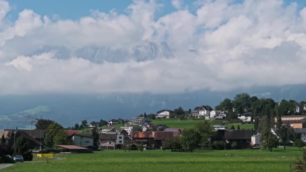 Vista panorâmica Liechtenstein com Casas em Campos Verdes em Alpes Mountain Valley — Vídeo de Stock