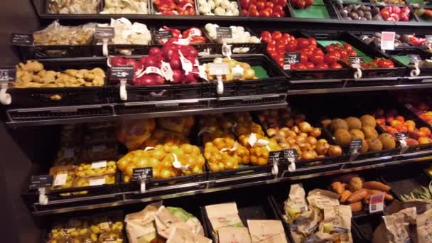Frutas y verduras frescas en los estantes del supermercado — Vídeos de Stock
