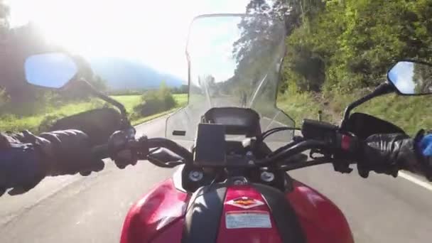 POV Cyklista jezdí na motorce na Scenic Sunny Mountain Road, Rakousko — Stock video