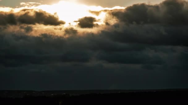 Драматический закат в небе сквозь оранжевые кумулятивные облака, хронология — стоковое видео